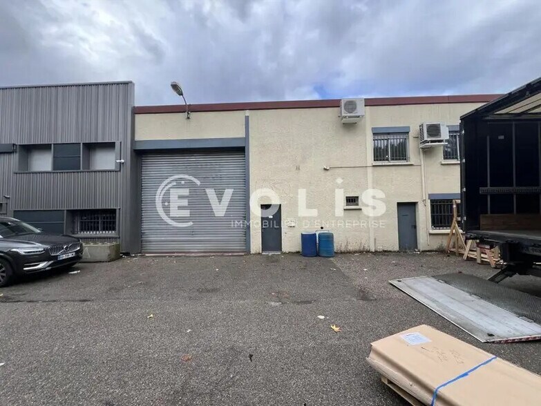 Office in Vaulx-en-Velin for lease - Building Photo - Image 1 of 8