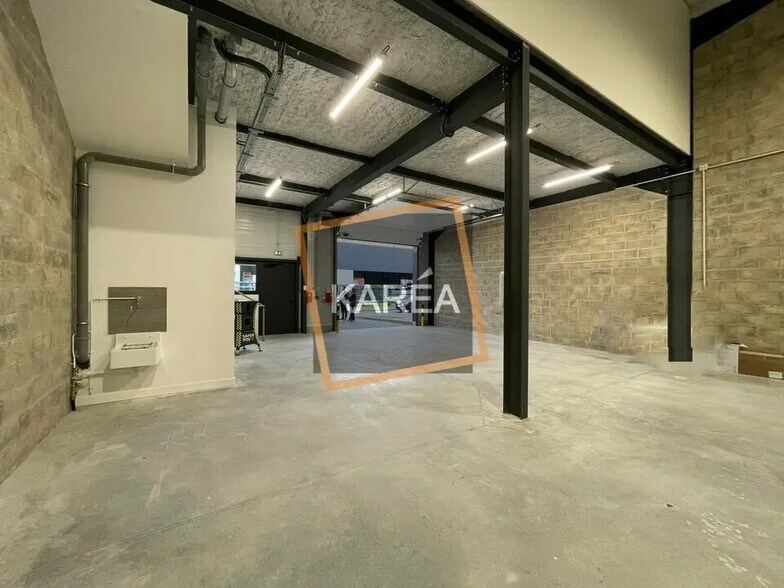 Flex in Lieusaint for lease - Interior Photo - Image 2 of 5