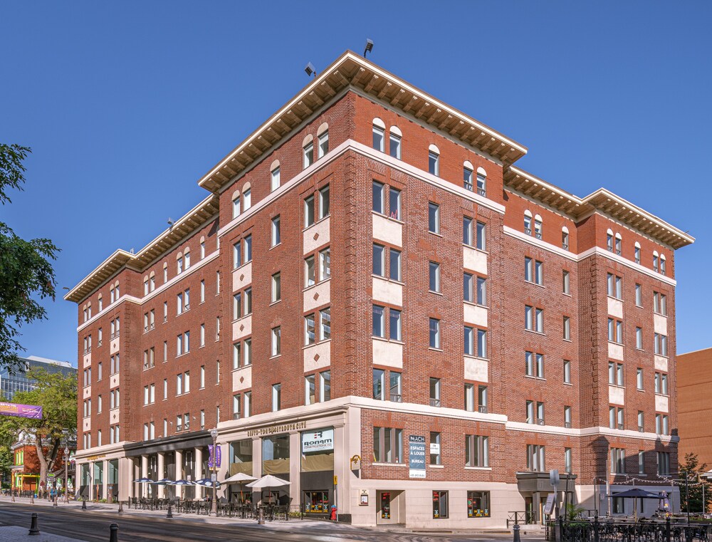 580 Grande Allée E, Québec, QC for sale Primary Photo- Image 1 of 1