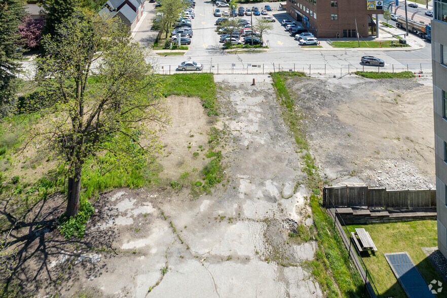 18 Bolton Av, Newmarket, ON à vendre - Photo du bâtiment - Image 2 de 2