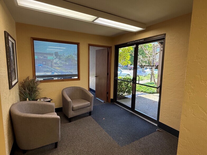 582 NW Van Buren Ave, Corvallis, OR for lease - Building Photo - Image 2 of 8