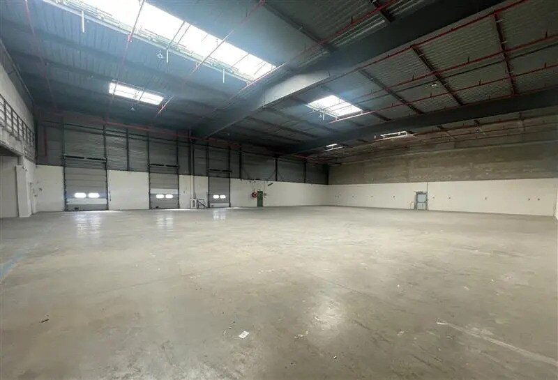 Industrial in Stains for lease - Building Photo - Image 2 of 12
