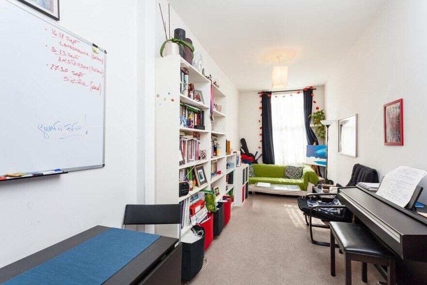 136 Holloway Rd, Londres à vendre - Photo du bâtiment - Image 2 de 13