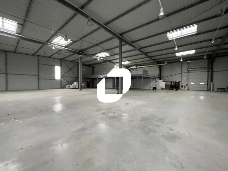 21 Impasse Madeleine Bres, Lieusaint for lease - Interior Photo - Image 3 of 9