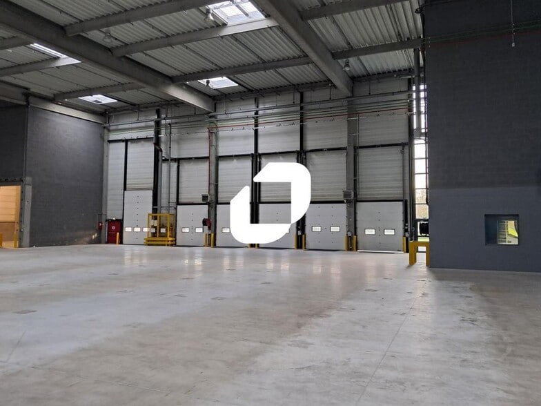 Industrial in Compans for lease - Interior Photo - Image 2 of 6