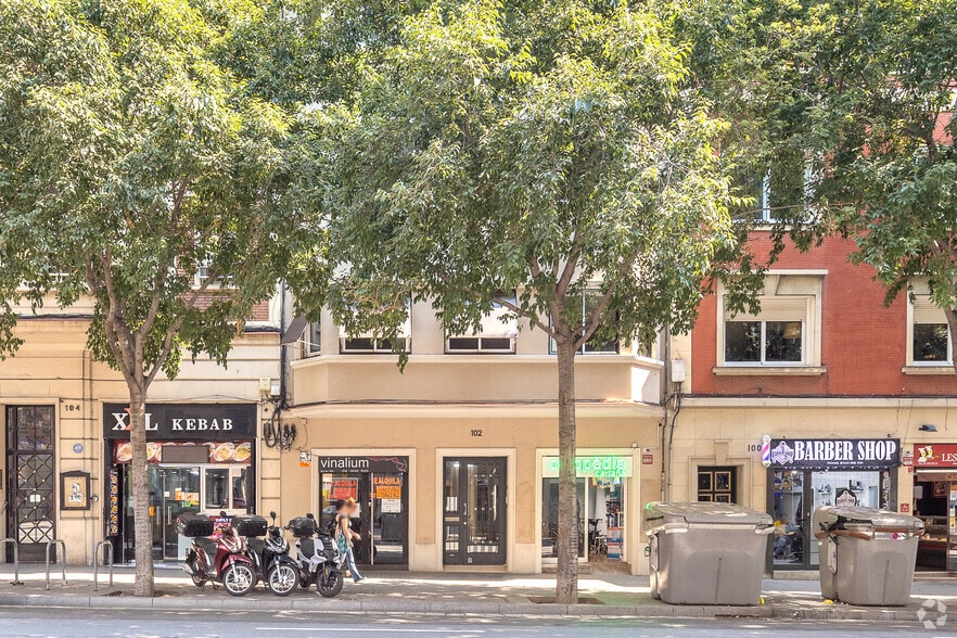Immeuble residentiel dans Barcelone, Barcelona à vendre - Photo du bâtiment - Image 2 de 3