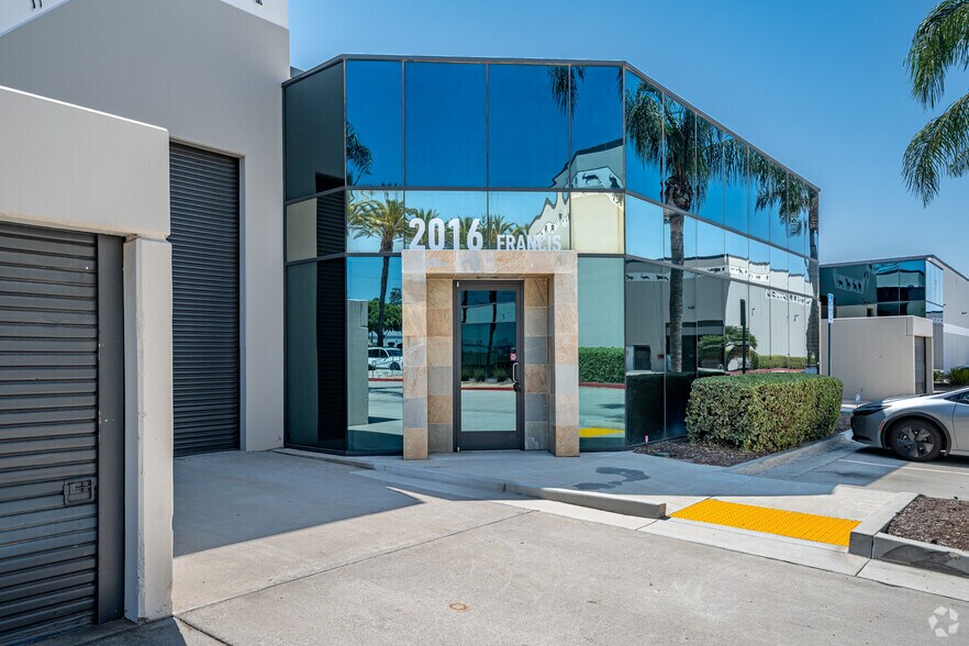 2037-2077 S Vineyard Ave, Ontario, CA à louer - Photo du bâtiment - Image 3 de 7