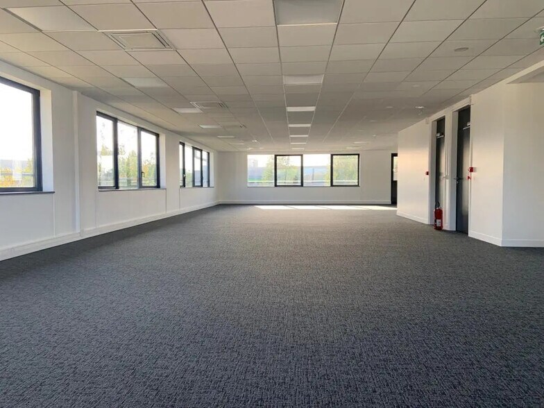 Flex in Trappes for lease - Interior Photo - Image 3 of 8