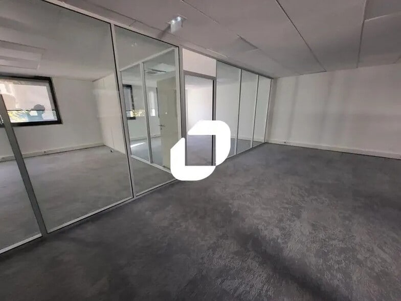 Office in Saint-Gratien for lease - Interior Photo - Image 2 of 20