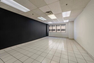 433 Rue Chabanel O, Montréal, QC à louer Photo du bâtiment- Image 1 de 3