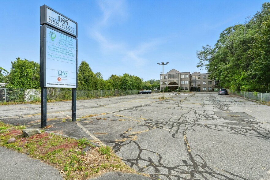 185 West Ave, Ludlow, MA à vendre - Photo du bâtiment - Image 2 de 51