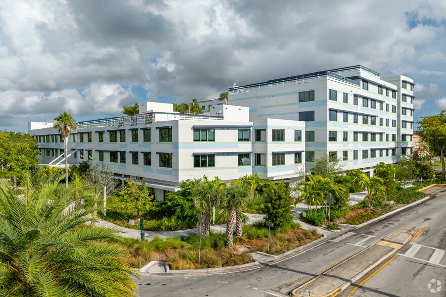 950 NE 124th St, North Miami, FL for lease - Building Photo - Image 3 of 5