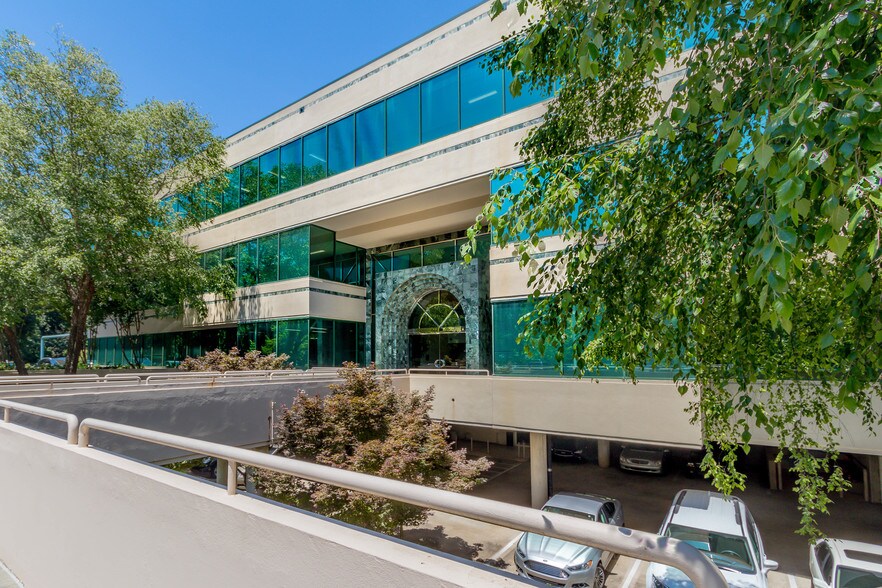 8010 Roswell Rd, Atlanta, GA à louer - Photo du bâtiment - Image 2 de 5