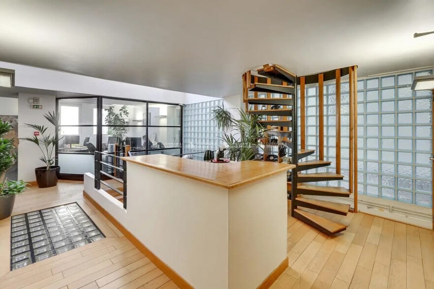 Office in Levallois-Perret for lease - Building Photo - Image 3 of 12