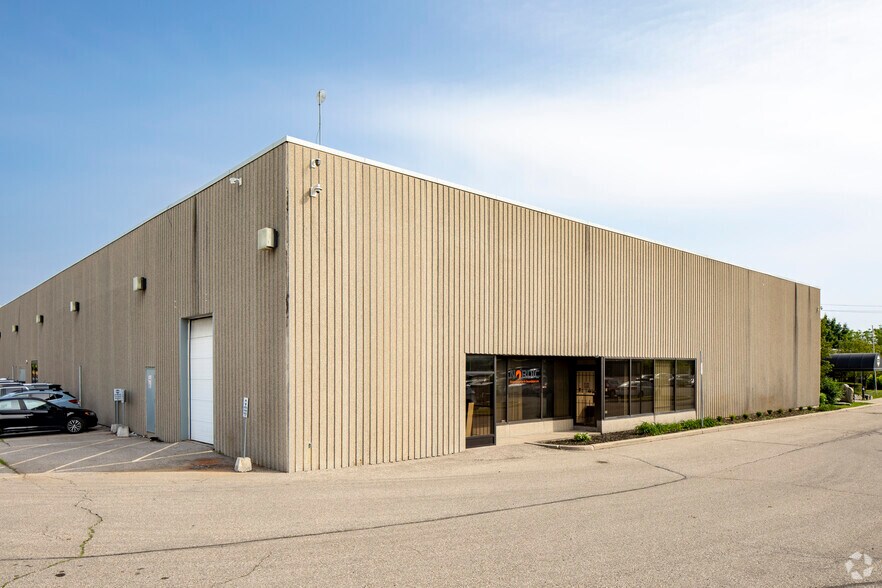 65 Skyway Ave, Toronto, ON à vendre - Photo du bâtiment - Image 2 de 3
