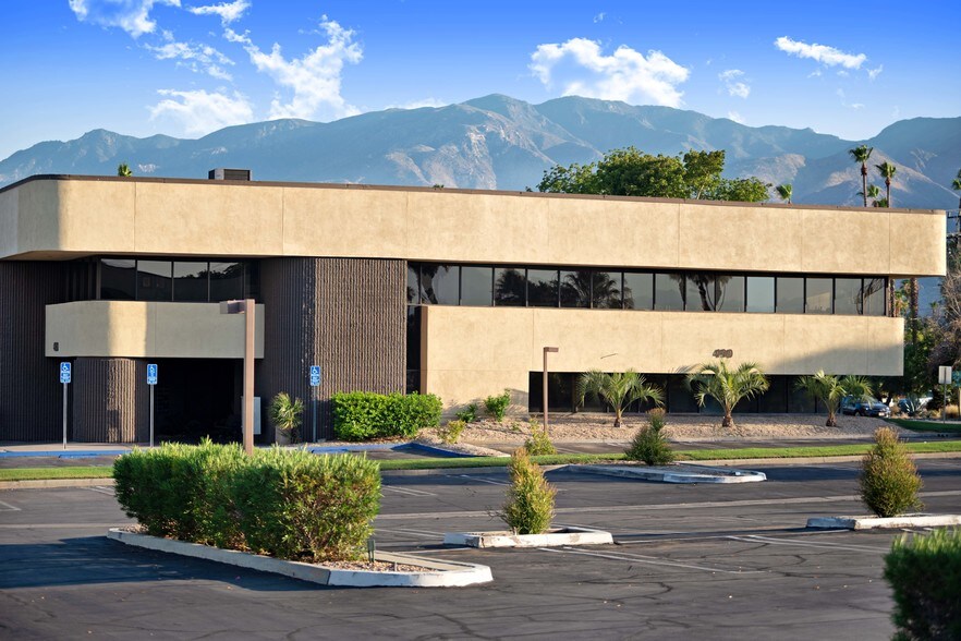 340 S Farrell Dr, Palm Springs, CA à louer - Photo du bâtiment - Image 3 de 15