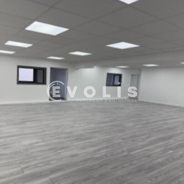 Flex in Villeneuve-la-Garenne for lease - Interior Photo - Image 1 of 4