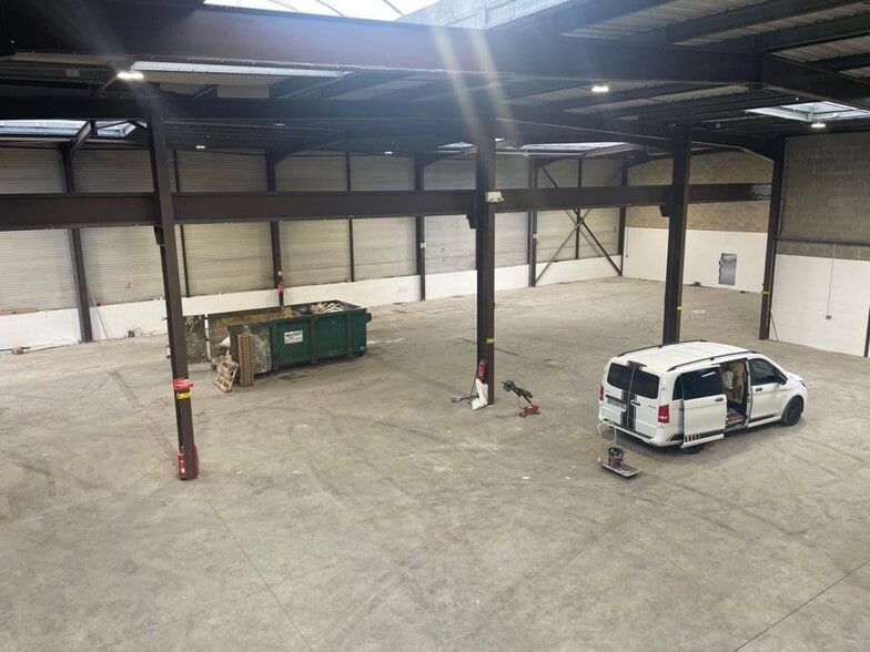 Industrial in Le Thillay for lease - Building Photo - Image 1 of 4