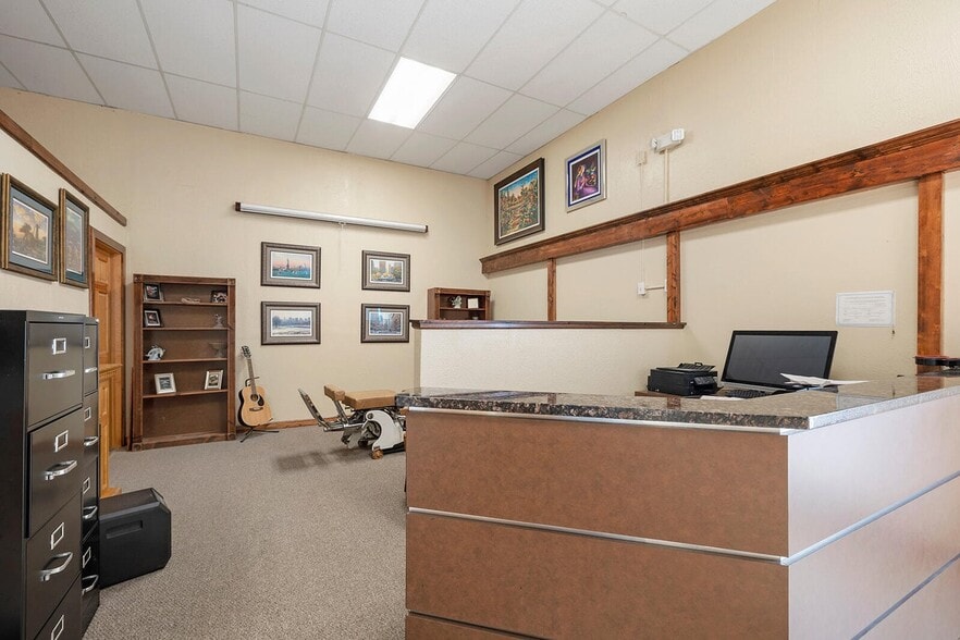 1302 Shull St, Ava, MO à vendre - Photo du bâtiment - Image 2 de 13