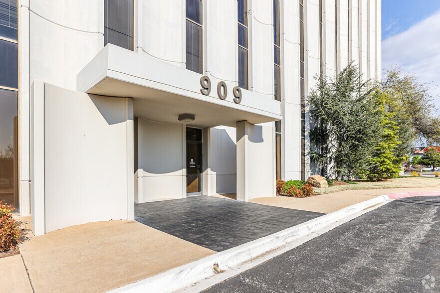 909 S Meridian Ave, Oklahoma City, OK à louer - Photo du bâtiment - Image 2 de 8