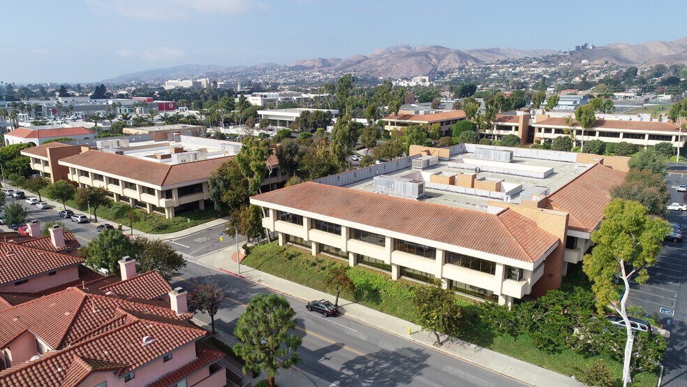 290 Maple Ct, Ventura, CA à vendre - Photo du bâtiment - Image 2 de 6