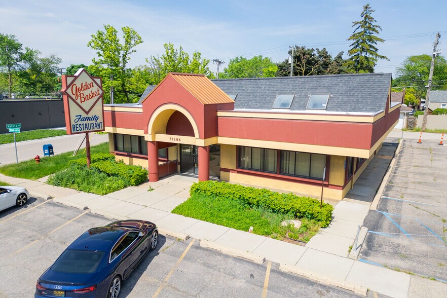 32286 Woodward Ave, Royal Oak, MI à louer - Photo du bâtiment - Image 2 de 6