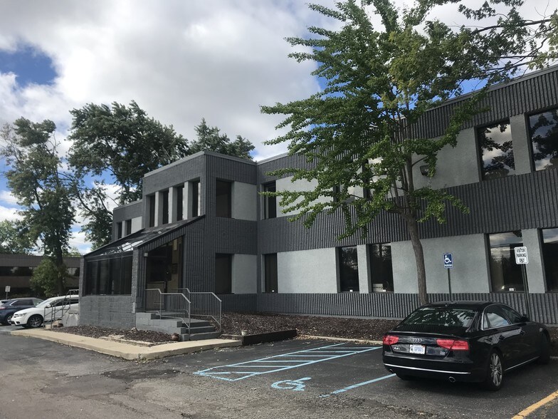 30680 Montpelier Dr, Madison Heights, MI for lease - Building Photo - Image 1 of 4