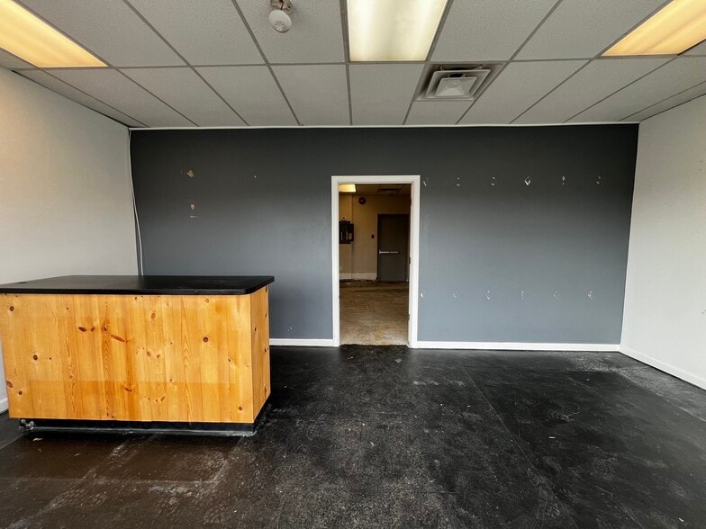 162 Margin Dr, Shirley, NY for lease - Interior Photo - Image 2 of 5