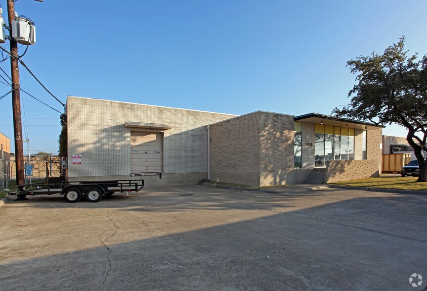 2821 Ladybird Ln, Dallas, TX for lease - Primary Photo - Image 1 of 3