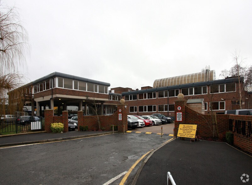 4 Curtis Rd, Dorking à louer - Photo du bâtiment - Image 3 de 26