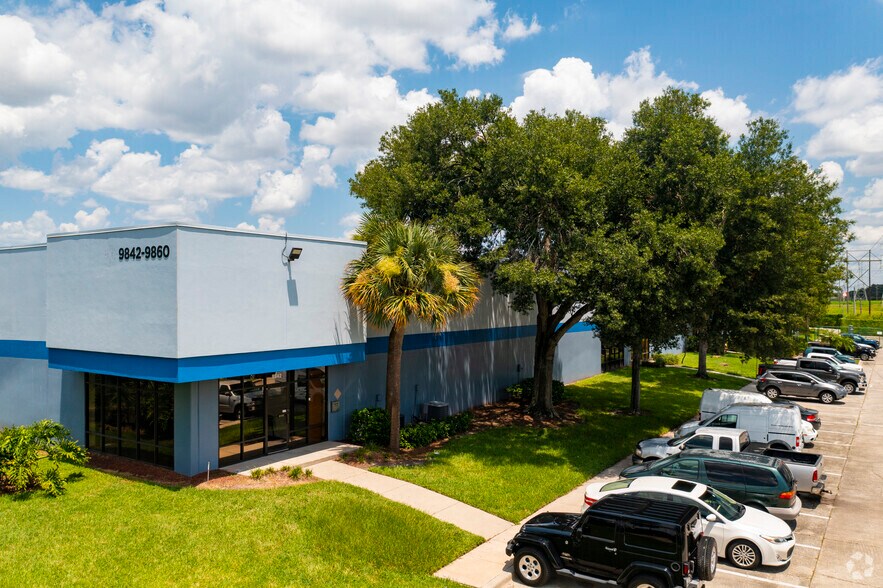 9824-9840 Currie Davis Dr, Tampa, FL à louer - Photo du bâtiment - Image 3 de 4