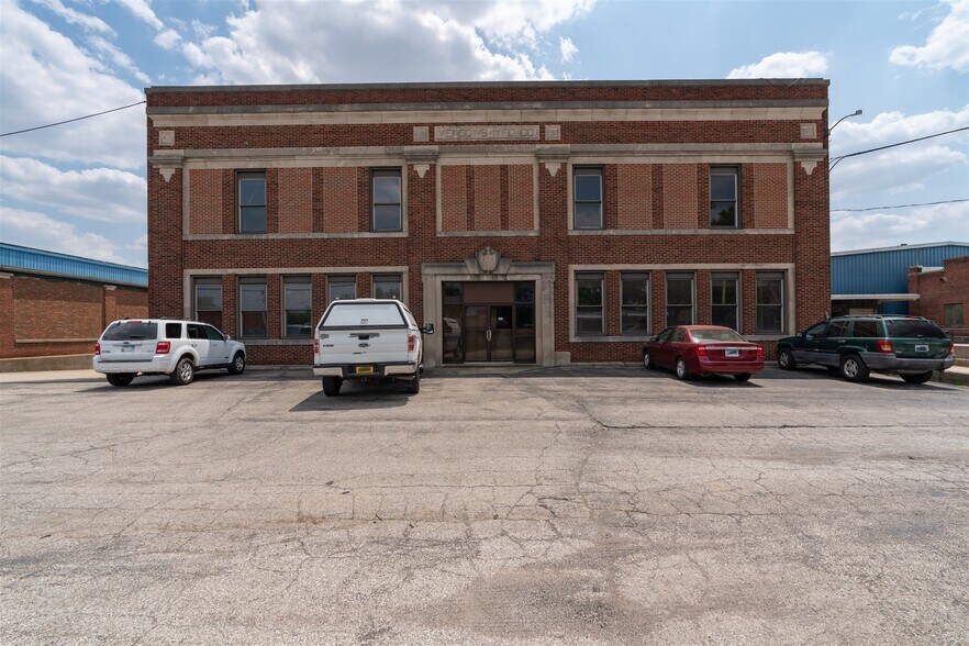 1100 E Bell St, Bloomington, IL à vendre - Photo du bâtiment - Image 2 de 38
