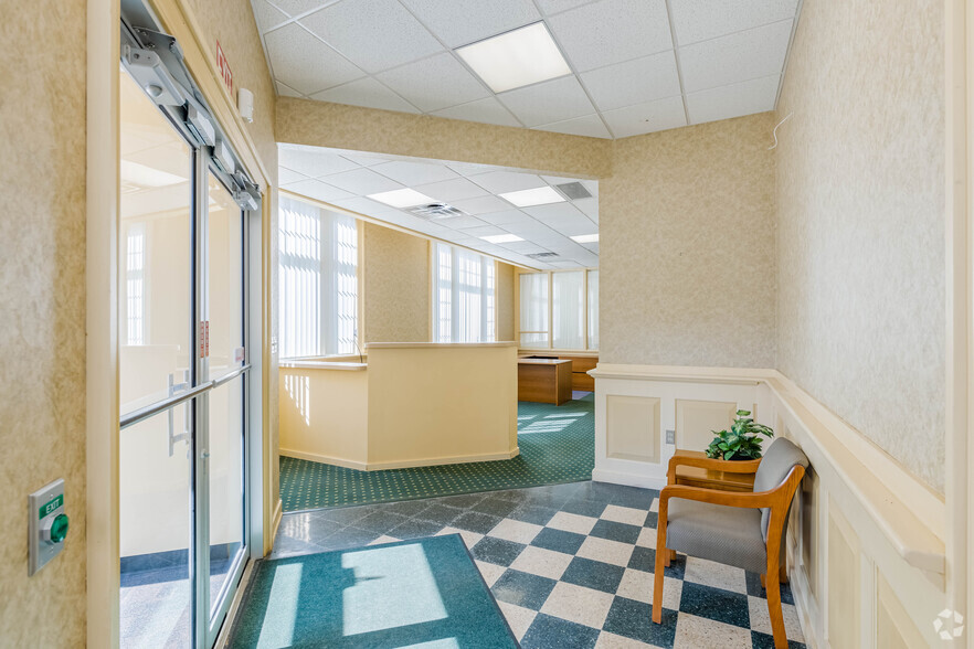 932 Diamond Park, Meadville, PA for sale - Interior Photo - Image 2 of 13