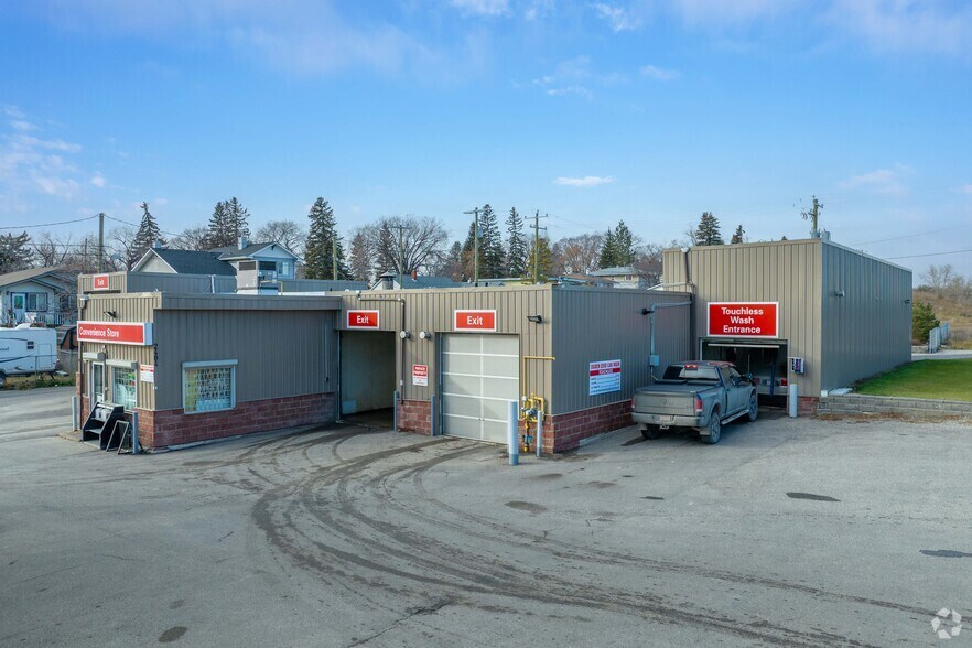 2404 68th Ave SE, Calgary, AB à vendre - Photo du bâtiment - Image 2 de 6