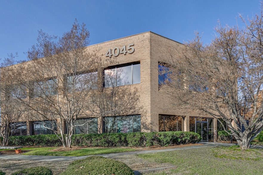 4025 University Pky, Winston-Salem, NC for lease - Primary Photo - Image 1 of 40