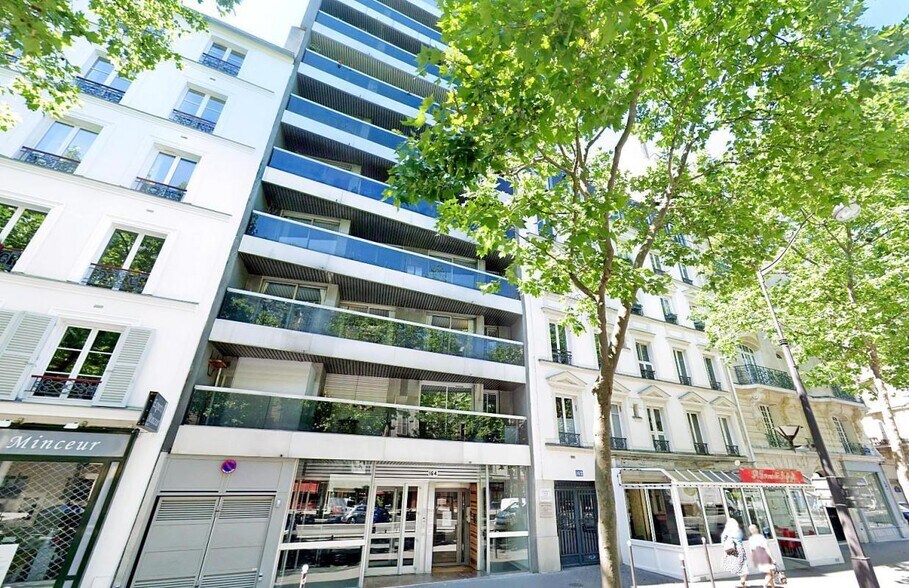 Immeuble residentiel dans Paris à vendre - Photo du bâtiment - Image 2 de 20