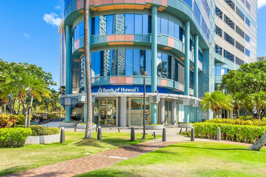 2155 Kalakaua Ave, Honolulu, HI for lease - Building Photo - Image 1 of 9