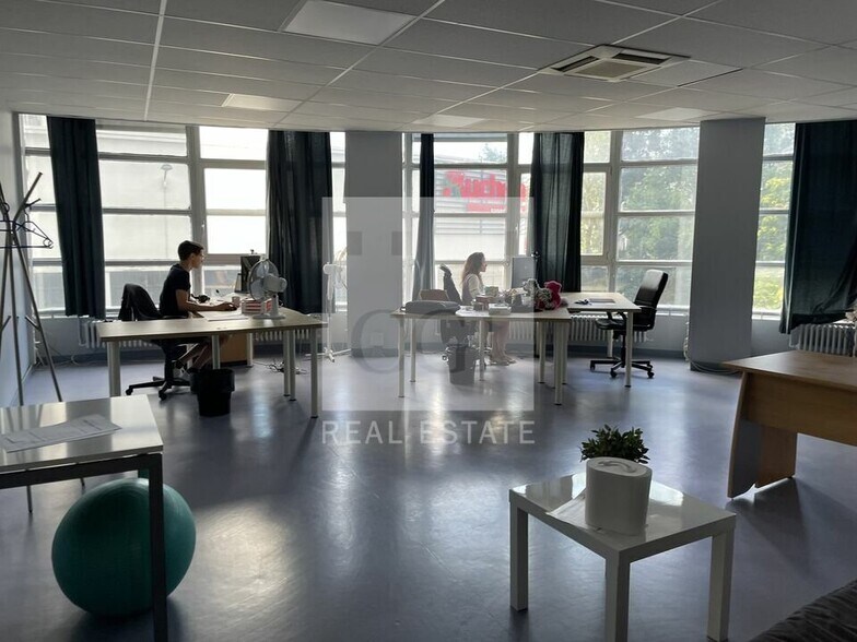 Office in Grenoble for lease - Interior Photo - Image 1 of 10