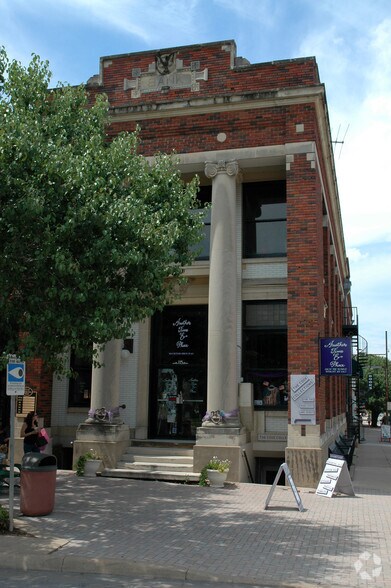 115 E Virginia St, McKinney, TX à louer - Photo du bâtiment - Image 2 de 13