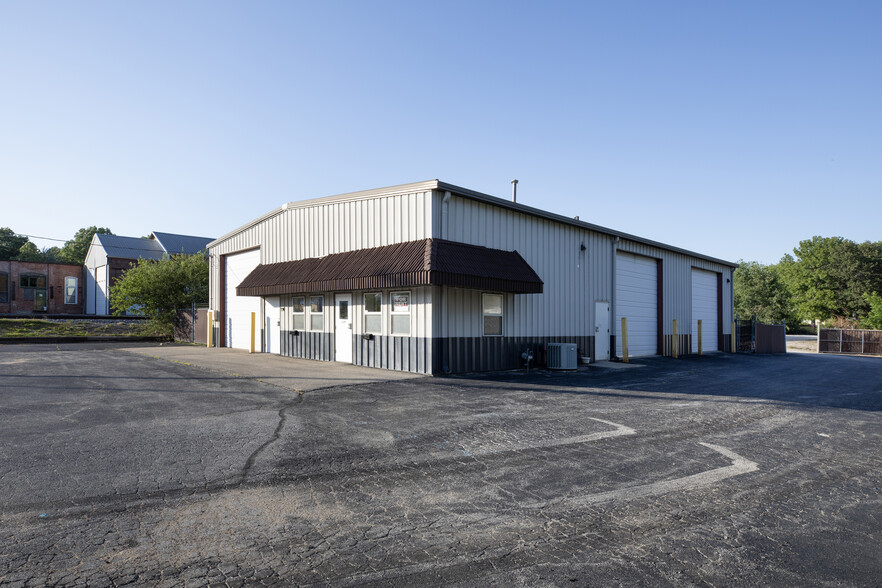 1177 N Independence St, Harrisonville, MO for lease - Building Photo - Image 1 of 3