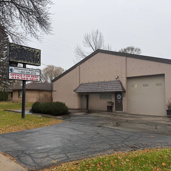 More details for 4919 W Good Hope Rd, Milwaukee, WI - Flex for Lease