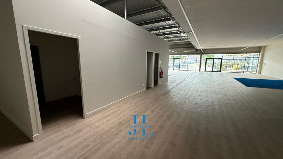 Retail in Sainte-Eulalie for lease - Interior Photo - Image 3 of 5