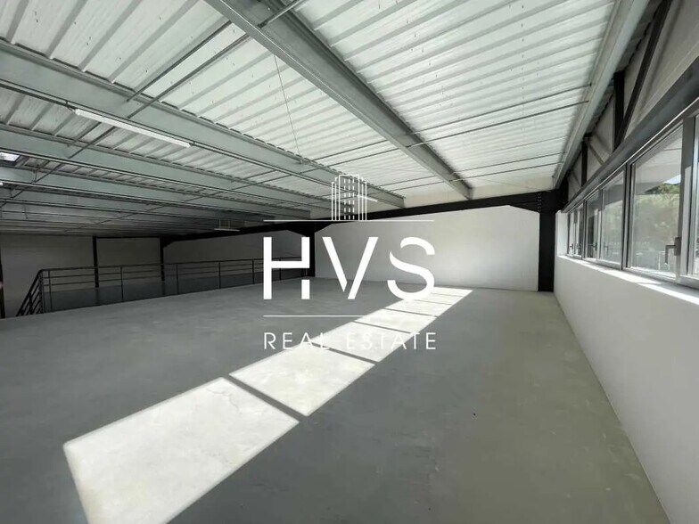 Flex in La Ciotat for lease - Interior Photo - Image 2 of 7