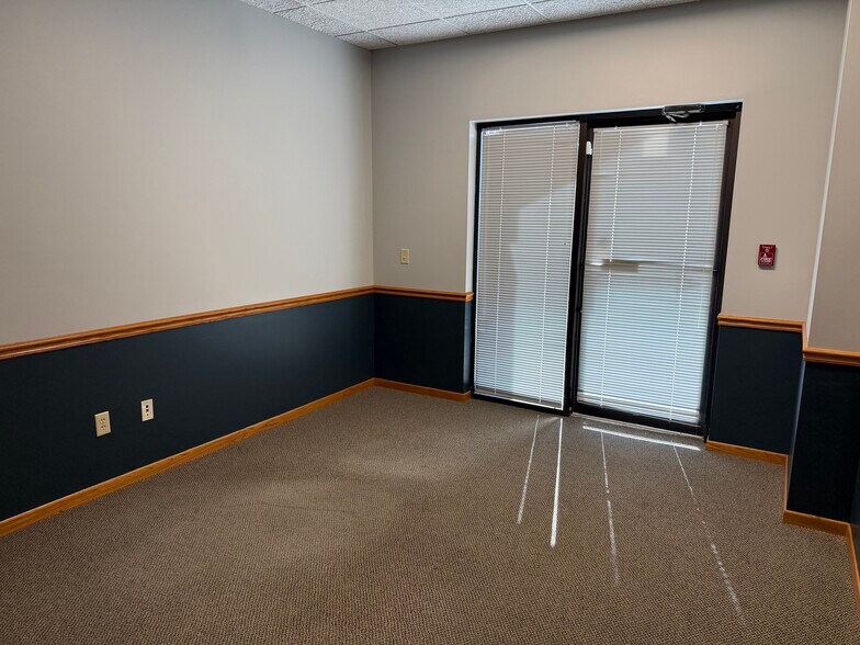 2045 Grand Ave, West Des Moines, IA à louer - Photo du bâtiment - Image 3 de 10