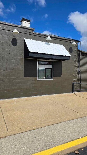 213 E Washington St, East Peoria, IL à vendre - Photo du bâtiment - Image 3 de 8