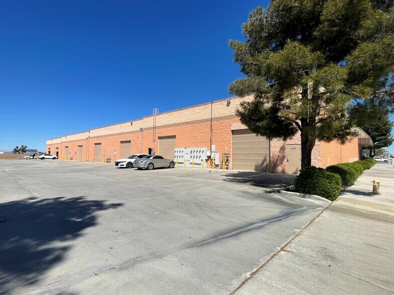42301-42325 10th St W, Lancaster, CA à louer - Photo du bâtiment - Image 3 de 19