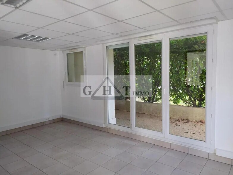 Industrial in Maisons-Alfort for sale - Interior Photo - Image 2 of 3