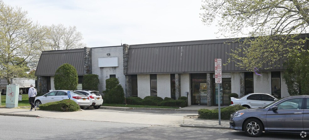 1-21 Brandywine Dr, Deer Park, NY à louer - Photo du bâtiment - Image 2 de 11