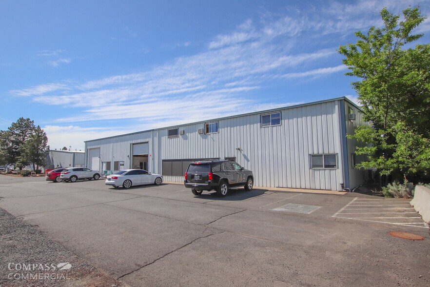 62980 Boyd Acres Rd, Bend, OR à louer - Photo du bâtiment - Image 3 de 6