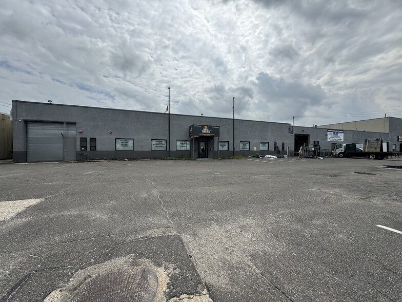 60 Milbar Blvd, Farmingdale, NY for lease - Building Photo - Image 1 of 18